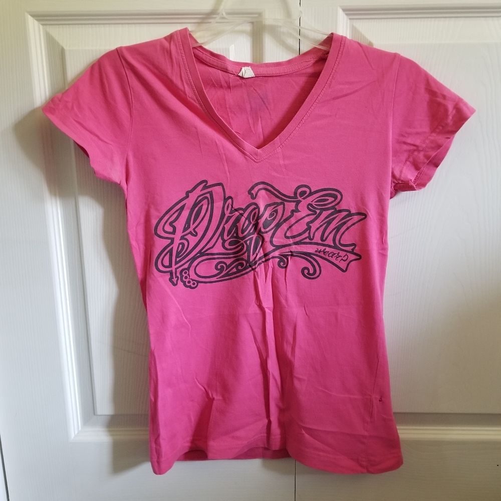 Drop Em Wear? Women's V-Neck T-Shirt Medium Pink Gray Vintage Y2K